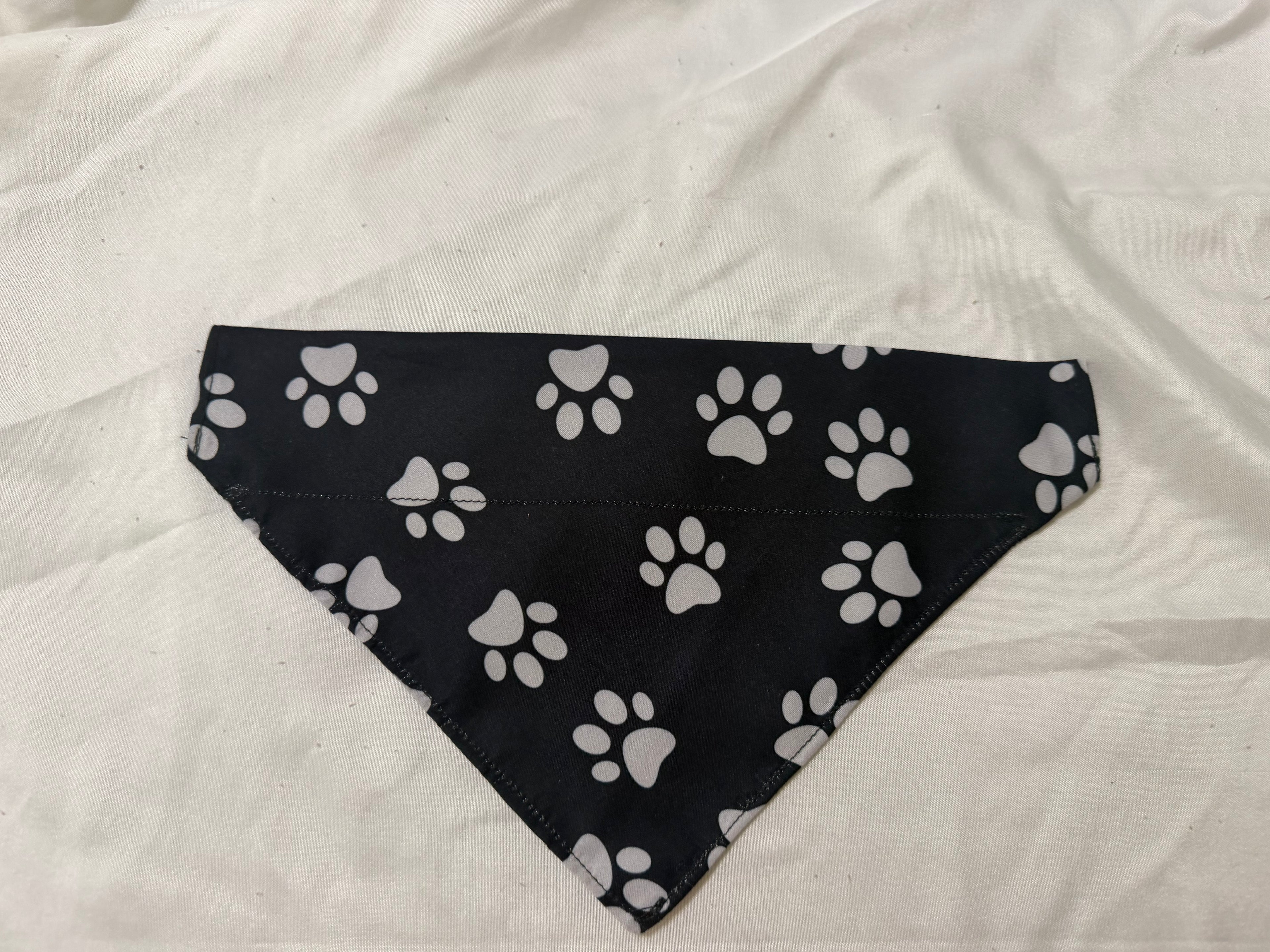 Black Grey Paws Pet Bandanna – KiMi's Kwilts & Krafts